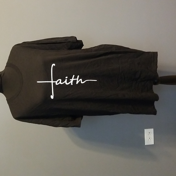 T-Shirt - Picture 1 of 4